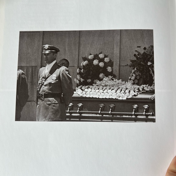 Marilyn Monroe Book - Picture 5 of 16